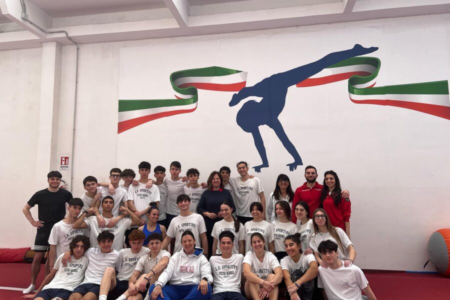 il 𝐏𝐚𝐥𝐚𝐳𝐳𝐞𝐭𝐭𝐨 𝐀𝐜𝐪𝐮𝐚𝐒𝐩𝐨𝐫𝐭 di Salerno ospita gli studenti del 𝐋𝐢𝐜𝐞𝐨 𝐒𝐩𝐨𝐫𝐭𝐢𝐯𝐨 “𝐂. 𝐂𝐚𝐟𝐢𝐞𝐫𝐨” di Barletta (BT)